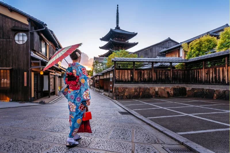 una donna in kimono , 9 citta del giappone da visitare