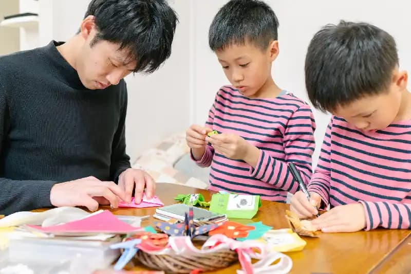 un gruppo che impara l'origami ,origami giapponese