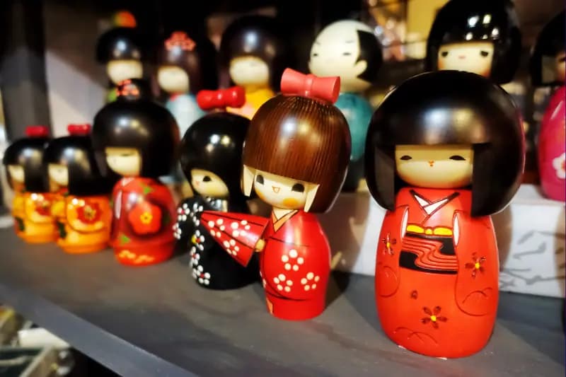 bambole giapponesi , souvenir giapponesi