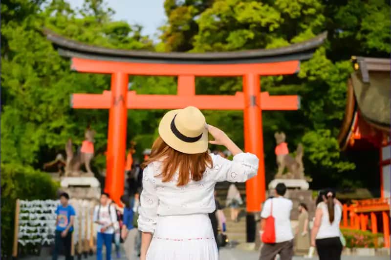 una turista in  Fujimi Inari kyoto , tour giappone 