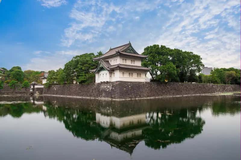 una foto da lontano del palazzo imperiale di tokyo , palazzo imperiale tokyo