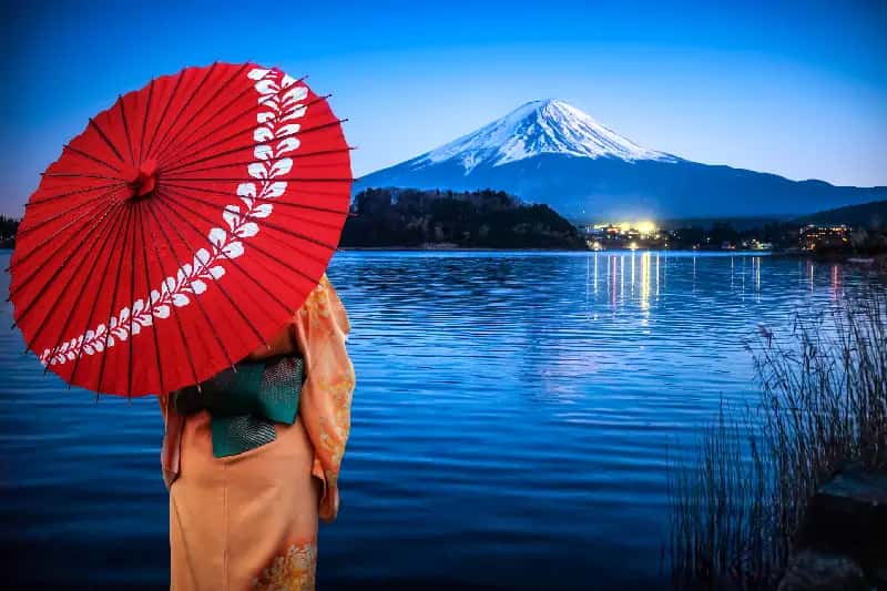 una donna i kimono tradizionale davanti il monte fuji