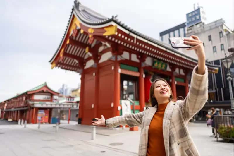 una donna scatta un selfie , vacanza a tokyo