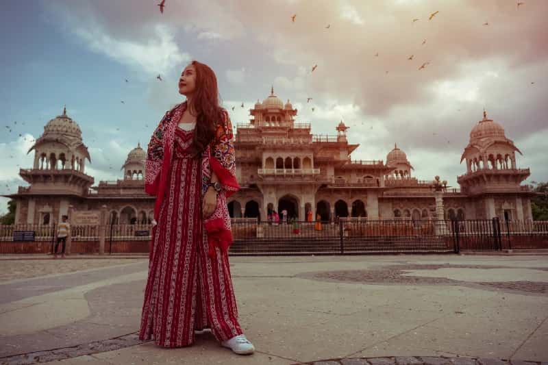 Viaggio in India organizzato, una donna ad Albert Hall Palace Viaggio in India organizzato, una donna ad Albert Hall Palace